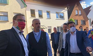 Unterwegs in Horn: (von links) Dennis Maelzer, Dieter Krüger, Ralf Lessmann und Celil Celik zeigen dem SPD-Fraktionschef im Landtag, Thomas Kutschaty, wo ihnen der Schuh drückt. - Martin Hostert
