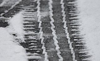 Der Wetterdienst warnt vor glatten Straßen in Lippe. - Manfred Richter / Pixabay