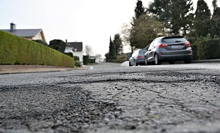 Auf vielen Straßen in der Stadt ist nach Schnee und Frost der Asphalt aufgeplatzt. - Karin Prignitz Auf vielen Straßen in der Stadt ist nach Schnee und Frost der Asphalt aufgeplatzt. - Karin Prignitz