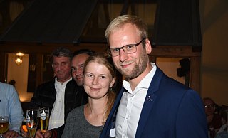 Tina und Borris Ortmeier freuen sich über den deutlichen Wahlsieg. - Raphael Bartling
