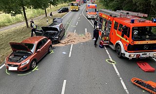 Die Feuerwehr musste bei einem schweren Verkehrsunfall auf der Bundesstraße 239 den Fahrer eines Volkswagen mittels schweren Geräts aus seinem Fahrzeug befreien. - Feuerwehr Bad Salzuflen Die Feuerwehr musste bei einem schweren Verkehrsunfall auf der Bundesstraße 239 den Fahrer eines Volkswagen mittels schweren Geräts aus seinem Fahrzeug befreien. - Feuerwehr Bad Salzuflen