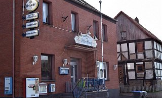 Steht seit drei Jahren leer: Die Nachlassempfänger wollen den „Alten Krug" nun verkaufen. - Greta Wiedemeier Steht seit drei Jahren leer: Die Nachlassempfänger wollen den „Alten Krug" nun verkaufen. - Greta Wiedemeier