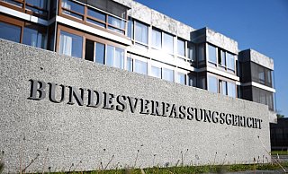 Heute beschäftigt sich das Bundesverfassungsgericht mit der Frage, ob der Deutschen Fußball Liga Polizeikosten für Hochrisikospiele in Rechnung gestellt werden dürfen. - Uli Deck/dpa