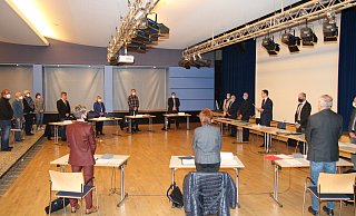 Bürgermeister Matthias Kalkreuter vereidigt die neuen 40 Ratsmitglieder in der Aula des Schulzentrums am Werreanger. Es herrschte auch im Sitzen Maskenpflicht.  - Cordula Gröne(LZ)