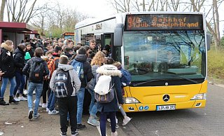 Schüler warten am Zentrum Aspe auf den Bus. SPD und Jungsozialisten fordern jetzt ein Gratis-Ticket für den Stadtbus, das auch in der Freizeit gilt. - Archivfoto: Alexandra Schaller