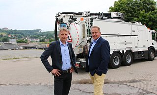 Wolfgang und Volkwin Müller (von links) vor einem fertigen "Helicopter", dem größten kombinierten Saug- und Spülfahrzeug, das sie im Portfolio haben. - Freya Köhring Wolfgang und Volkwin Müller (von links) vor einem fertigen "Helicopter", dem größten kombinierten Saug- und Spülfahrzeug, das sie im Portfolio haben. - Freya Köhring