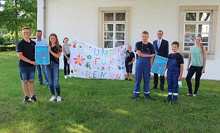 Linus Drüke (13, von links), Marcus Rohde (Bürgerstiftung), Jule Schwarze (13), Emely Semrau (12), Jonathan Drüke (11), Kai Klemme (17), Bürgermeister Jörg Bierwirth, Marvin Tegeler (10) und innogy-Kommunalmanagerin Maria Kemker bei der Preisübergabe des Klimaschutzpreises.  - Michaela Weiße