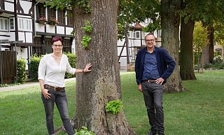 Petra Hilker mit Markus Baier, Geschäftsbereichsleiter Planen und Bauen der Stadt. - Stadt Lemgo