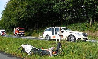 Ein Krad und ein Taxi sind auf der B238 zusammengestoßen. - Feuerwehr Kalletal