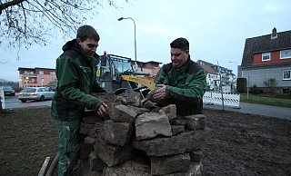 Marcel Kuhfuß (links) und Paul Voß von der Firma Gerber arbeiten mit den Bruchsteinen aus der abgebauten Mauer. - Jens Rademacher Marcel Kuhfuß (links) und Paul Voß von der Firma Gerber arbeiten mit den Bruchsteinen aus der abgebauten Mauer. - Jens Rademacher