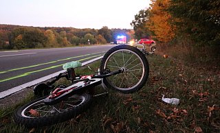 Ein Auto ist auf der Bad Meinberger Straße nahe Fissenknick in eine vierköpfige Familie gerast, die auf dem Fahrrad in Richtung Fissenknick unterwegs war. - Seda Hagemann