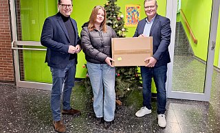 Marc Thiel (links, Geschäftsführung Lippe Bildung eG) und Thomas Mahlmann (zdi-ZentrumLippe.MINT) übergeben Mila Hauser den Hauptpreis. - Lippe Bildung eG Marc Thiel (links, Geschäftsführung Lippe Bildung eG) und Thomas Mahlmann (zdi-ZentrumLippe.MINT) übergeben Mila Hauser den Hauptpreis. - Lippe Bildung eG