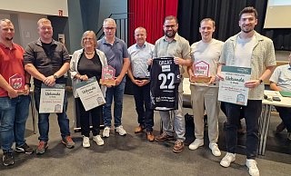 Freuen sich &uuml;ber den Heimatpreis: (von links) Jens Wiesner, Daniel Mesch, Heiderose Osterhage, Dirk Richert, B&uuml;rgermeister Mario Hecker, Sven Rainer Hoffmann, Luca Isenberg und Brian Reissmann. - Nadine Uphoff