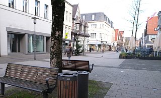 Die Sanierung der Langen Straße steht an. Dann wird es neue Möblierungselemente geben. Die Stadt möchte einen Teil der Fördersumme für generationengerechte Stücke verwenden - Sven Koch