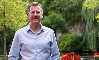 Dr. Elmar Thyzel an seinem Lieblingsplatz - der Ameide in Detmold. Der 49-Jährige möchte für die FDP ins Detmolder Rathaus einziehen. - Raphael Bartling