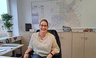 Manuela Rose in ihrem Büro. An der Wand hängt - natürlich - eine Straßenkarte. - Carolin Brokmann-Förster Manuela Rose in ihrem Büro. An der Wand hängt - natürlich - eine Straßenkarte. - Carolin Brokmann-Förster