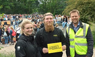 In den vergangenen Jahren war Alkohol ein großes Problem am Vatertag – das Foto zeigt Hannah, Lino und Jugendamtsmitarbeiter Hendric Schwär-Fröhlich, die für eine Präventionskampagne in Lemgo werben. In diesem Jahr gibt es Kontrollen – denn Gruppenfeiern sind gar nicht erst erlaubt. - Archiv: Tanja Watermann