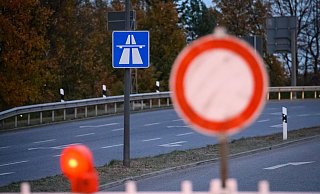 Ab Montag, 21. Juli, ist das Autobahnkreuz Bielefeld von A2 und A33 von mehreren Sperrungen betroffen, die vom Abend bis in die frühen Morgenstunden andauern. - Jonas Walzberg/dpa Ab Montag, 21. Juli, ist das Autobahnkreuz Bielefeld von A2 und A33 von mehreren Sperrungen betroffen, die vom Abend bis in die frühen Morgenstunden andauern. - Jonas Walzberg/dpa