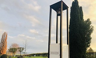 Im neuen Glockenturm von Brakelsiek hängt das Geschenk des Bundespräsidenten. Auf dem Milchglas ist ein Vers der Heimatdichter Friedrich und Heinrich Wienke aufgebracht. - Silke Buhrmester Im neuen Glockenturm von Brakelsiek hängt das Geschenk des Bundespräsidenten. Auf dem Milchglas ist ein Vers der Heimatdichter Friedrich und Heinrich Wienke aufgebracht. - Silke Buhrmester