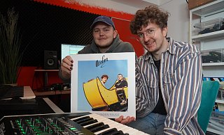 Im Proberaum ihres Elternhauses in Schieder präsentieren Jonas (links) und Leonard Ottolien ihre Debüt-EP "Zwei Sekunden Pause". - Michaela Weiße