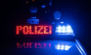 Zwei Polizisten stehen vor einem Streifenwagen. - Marijan Murat/dpa/Illustration Zwei Polizisten stehen vor einem Streifenwagen. - Marijan Murat/dpa/Illustration
