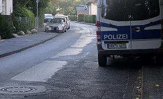 Mehrere Einsatzwagen der Polizei haben am Montagmorgen in der Georg-Weerth-Straße für Aufsehen gesorgt. - Janet König