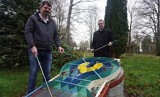 Thomas Cilker (links) ist der neue Pächter der Minigolfanlage in Schieder. Bürgermeister Jörg Bierwirth freut sich, dass der Betrieb fortgeführt wird. Foto: Michaela Weiße - Michaela Weiße(LZ) Thomas Cilker (links) ist der neue Pächter der Minigolfanlage in Schieder. Bürgermeister Jörg Bierwirth freut sich, dass der Betrieb fortgeführt wird. Foto: Michaela Weiße - Michaela Weiße(LZ)