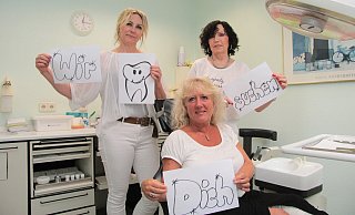 Das Team (von links) Mirka Tegeler, Melanie Sasse und Iris Uthe will weiter zusammen arbeiten und sucht einen neuen Chef. Die Zahnarztpraxis schließt ansonsten Ende Juni. Alle drei sind vollständig geimpft. - Carolin Brokmann-Förster Das Team (von links) Mirka Tegeler, Melanie Sasse und Iris Uthe will weiter zusammen arbeiten und sucht einen neuen Chef. Die Zahnarztpraxis schließt ansonsten Ende Juni. Alle drei sind vollständig geimpft. - Carolin Brokmann-Förster
