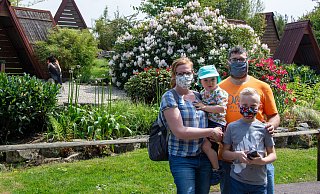 Auch maskiert genießen (von links) Annika, Jonas (2), Markus und Maximilian (9) Tremer aus Castrop-Rauxel ihren Ausflug zur Adlerwarte nach Berlebeck. - Raphael Bartling Auch maskiert genießen (von links) Annika, Jonas (2), Markus und Maximilian (9) Tremer aus Castrop-Rauxel ihren Ausflug zur Adlerwarte nach Berlebeck. - Raphael Bartling