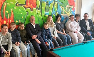 Kinder und Jugendliche haben mit MdL Jochen Ott (Mitte) und Bürgermeister Torben Blome (rechts) diskutiert. - SOS-Kinderdorf Lippe Kinder und Jugendliche haben mit MdL Jochen Ott (Mitte) und Bürgermeister Torben Blome (rechts) diskutiert. - SOS-Kinderdorf Lippe