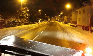 Frühmorgens sind die Mitarbeiter des Bauhofs auf den Räumfahrzeugen unterwegs, um die Straßen von Schnee zu befreien. Nicht immer ganz einfach, wenn geparkte Autos die Fahrbahn verengen. Und ab und an muss der Winterdienst auch mal einen festgefahrenen Lkw befreien. - Astrid Sewing Frühmorgens sind die Mitarbeiter des Bauhofs auf den Räumfahrzeugen unterwegs, um die Straßen von Schnee zu befreien. Nicht immer ganz einfach, wenn geparkte Autos die Fahrbahn verengen. Und ab und an muss der Winterdienst auch mal einen festgefahrenen Lkw befreien. - Astrid Sewing