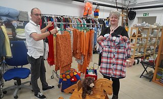 Jörg Nolting und Betty Hüppe haben nach vielen Jahren der Arbeitslosigkeit einen Job im Sozialkaufhaus gefunden. - Michaela Weiße (LZ)