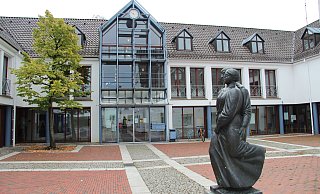 Der Rathausvorplatz wird im kommenden Jahr umgebaut - ein größeres Projekt, das die Gemeinde vor der Brust hat. - Cordula Gröne