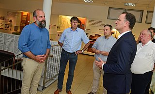 Vor kurzem hat Museumsleiter Kornelius Ens (links) Jens Spahn und der CDU-Delegation das Museum für russlanddeutsche Kulturgeschichte vorgestellt. Auch Heinrich Zertik (rechts) war beim Besuch dabei. Ens will das Museum für keine poltische Seite missbraucht sehen, betont er. - Nicole Ellerbrake