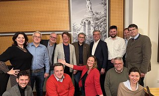 Das Bild zeigt (hinten von links) Renate Hartmann, Frank Witte, Friedrich Sundhoff, Jörg Thelaner, Meinolf Haase, Friedel Heuwinkel, Cord Henrik Starke, Jan Martin Vogt und Stephan Grigat sowie (vorne von links) Daniel Neufeld, Lars Brakhage, Dr. Marika Thiersch, Jan Wisomiersky und Laura Ottemeier. - CDU Detmold