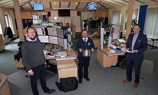 Das ebenfalls anhängende Bild zeigt (von links): Maik Soukal (Hotel Stadtpalais), Sascha Medina (Bevölkerungsschutz des Kreises Lippe) und Thomas Müller (Rotary Club Lemgo) in der Leitstelle.  - Rotary Club Lemgo