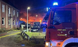 Die Polizei sucht Zeugen, die etwas zur Ursache des Großbrands in Lage beitragen können. - Freitag-TV Die Polizei sucht Zeugen, die etwas zur Ursache des Großbrands in Lage beitragen können. - Freitag-TV