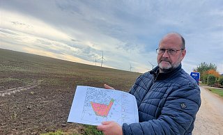 Jochen Heering, Fachbereichsleiter für Stadtentwicklung, erläutert am künftigen Neubaugebiet "Bomberg II" in Lothe die Pläne für die 17 neuen Baugrundstücke. - Michaela Weiße