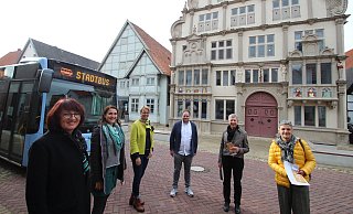 Aktion "Fünf auf einen Streich" von Stadtwerken und Museen: (von links) Renate Dalbke, Maren Staczan (beide Stadtwerke), Silvia Herrmann (Weserrenaissance-Museum), Fabian Schröder (Museen Lemgo), Dr. Vera Lüpkes (Weserrenaissance-Museum) und Annette Paschke-Lehmann (Stadt Lemgo). - Jens Rademacher