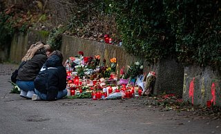 Drei Mädchen trauern am Tatort der tödlichen Schulweg-Attacke in Illerkirchberg. - Christoph Schmidt/dpa Drei Mädchen trauern am Tatort der tödlichen Schulweg-Attacke in Illerkirchberg. - Christoph Schmidt/dpa