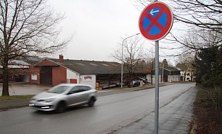 Vor der Dachdeckerfirma Drewes an der Wiembecker Straße herrscht auf beiden Seiten nun absolutes Halteverbot. - Nadine Uphoff Vor der Dachdeckerfirma Drewes an der Wiembecker Straße herrscht auf beiden Seiten nun absolutes Halteverbot. - Nadine Uphoff