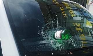 In M&uuml;nster hat ein Mann eine Weinflasche in die Frontscheibe eines Streifenwagens gerammt. Bei der Festnahme des T&auml;ters wurden die Beamten dann von ihm gebissen und bespuckt. Der Mann wurde in eine psychiatrische Klinik eingewiesen. - Foto: Polizei M&uuml;nster