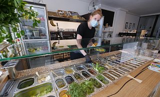 Linda Jopen stellt in der frisch eröffneten "Gold Bowl Schmiede" in der Exterstraße eine reichhaltige Salatschüssel zusammen. - Jost Wolf Linda Jopen stellt in der frisch eröffneten "Gold Bowl Schmiede" in der Exterstraße eine reichhaltige Salatschüssel zusammen. - Jost Wolf