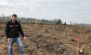 Revierförster Christopher Kroos vom Landesverband Lippe inspiziert die gerodete Fläche. Das Plateau des Rießen zwischen Talle und Kirchheide wird nun mit unterschiedlichen Bäumen bestückt, jede Lattenfarbe steht für eine andere Art. Wer sich durchsetzt, weil er hier besonders gut klarkommt, müssen Kroos’ Nachfolger beurteilen. Fotos: Till Brand - Till Brand