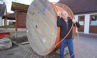 Dass in Mossenberg-Wöhren aktuell Glasfaserleitungen verlegt werden, ist für Ortsvorsteher Wilhelm Schnittcher nicht zuletzt vor dem Hintergrund der Corona-Pandemie wichtiger denn je. Noch sei die Internetverbindung nämlich sehr schlecht. - Michaela Weiße