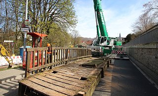 Ein Autokran hat die alte Br&uuml;cke &uuml;ber die Westerkalle am M&uuml;hlendamm in Hohenhausen abgenommen. Sie wird noch auf der Hohenhauser Stra&szlig;e von Eugen Moskvin von der Firma Uhlig aus Lage zerlegt. - Jens Rademacher