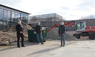 Noch stehen (von links) Ewa Hermann, Andreas Deppe und Ute Seidemann auf einer Baustelle. Doch im Sommer soll nicht nur die Holzfassade des neuen Verwaltungstraktes und B&uuml;rgerbegegnungszentrums fertig sein, sondern auch die R&auml;ume genutzt werden k&ouml;nnen. - Carolin Brokmann-F&ouml;rster