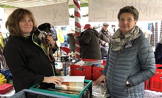 Literatur: Bianca Lehmann (links) steht mit Hund Bella am Bücherstand von Susanne Solms. - Sven Kienscherf Literatur: Bianca Lehmann (links) steht mit Hund Bella am Bücherstand von Susanne Solms. - Sven Kienscherf