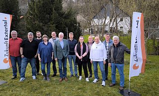 Das Kandidaten-Team von "Zukunft Extertal": Stefan Dux (von links), Tamer Kara, Lukas Korf, Barbara Volmer, Detlef Korf, Ralf Klemme, Marc Piechnik, Pauline Klemme, Christoph Bebermeier, Markus Marcinczyk, Ingo Milewski und Hans Böhm. - Zukunft Extertal Das Kandidaten-Team von "Zukunft Extertal": Stefan Dux (von links), Tamer Kara, Lukas Korf, Barbara Volmer, Detlef Korf, Ralf Klemme, Marc Piechnik, Pauline Klemme, Christoph Bebermeier, Markus Marcinczyk, Ingo Milewski und Hans Böhm. - Zukunft Extertal