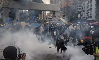 Polizisten setzen Tr&auml;nengas und Gummigeschosse gegen die Demostranten ein. - Foto: Miguel Candela/SOPA Images/ZUMA Wire